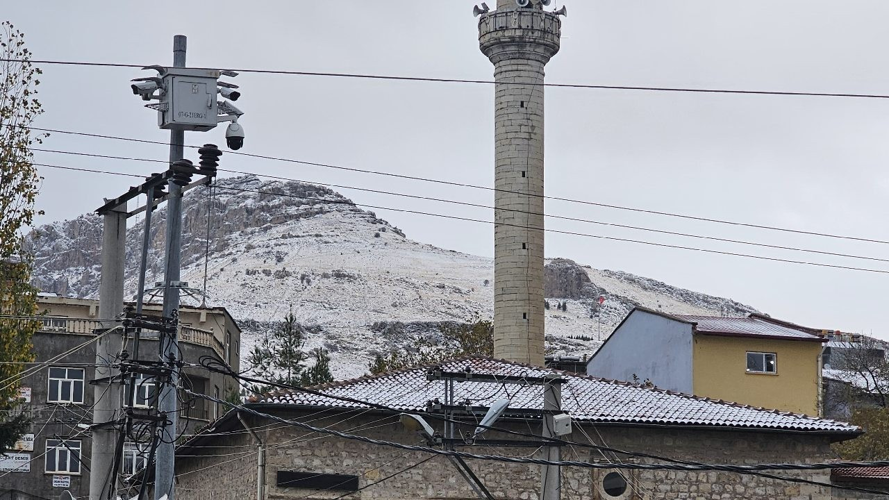 Diyarbakır'da mevsimin ilk karı yağdı