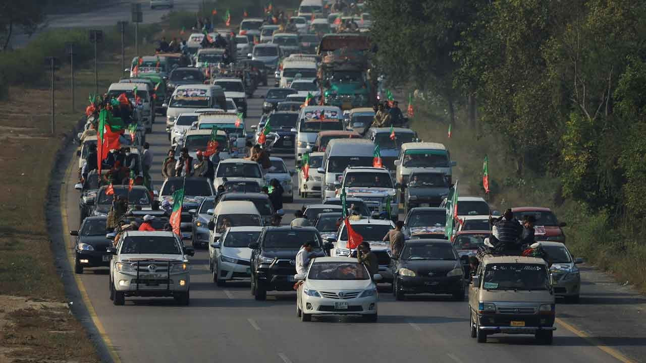 Pakistan’da İmran Han destekçileri tahliye talebiyle sokakta: 4 ölü