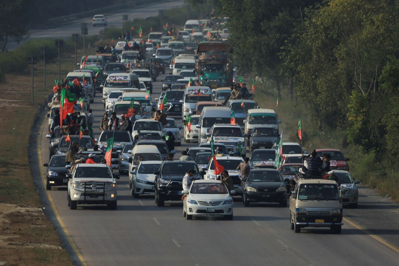 Pakistan’da İmran Han destekçileri tahliye talebiyle sokakta: 4 ölü - Sayfa 1