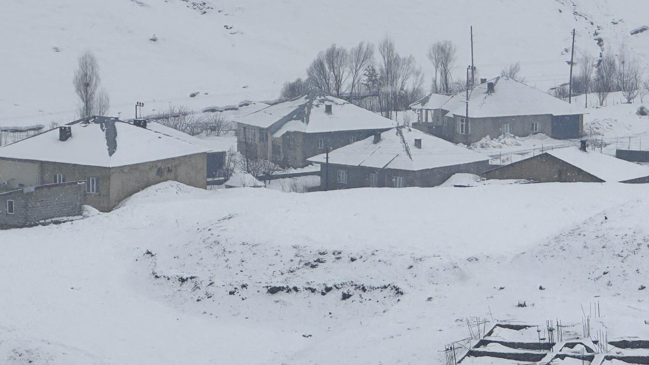 Hakkari'de 10 yerleşim yeri ulaşıma kapandı