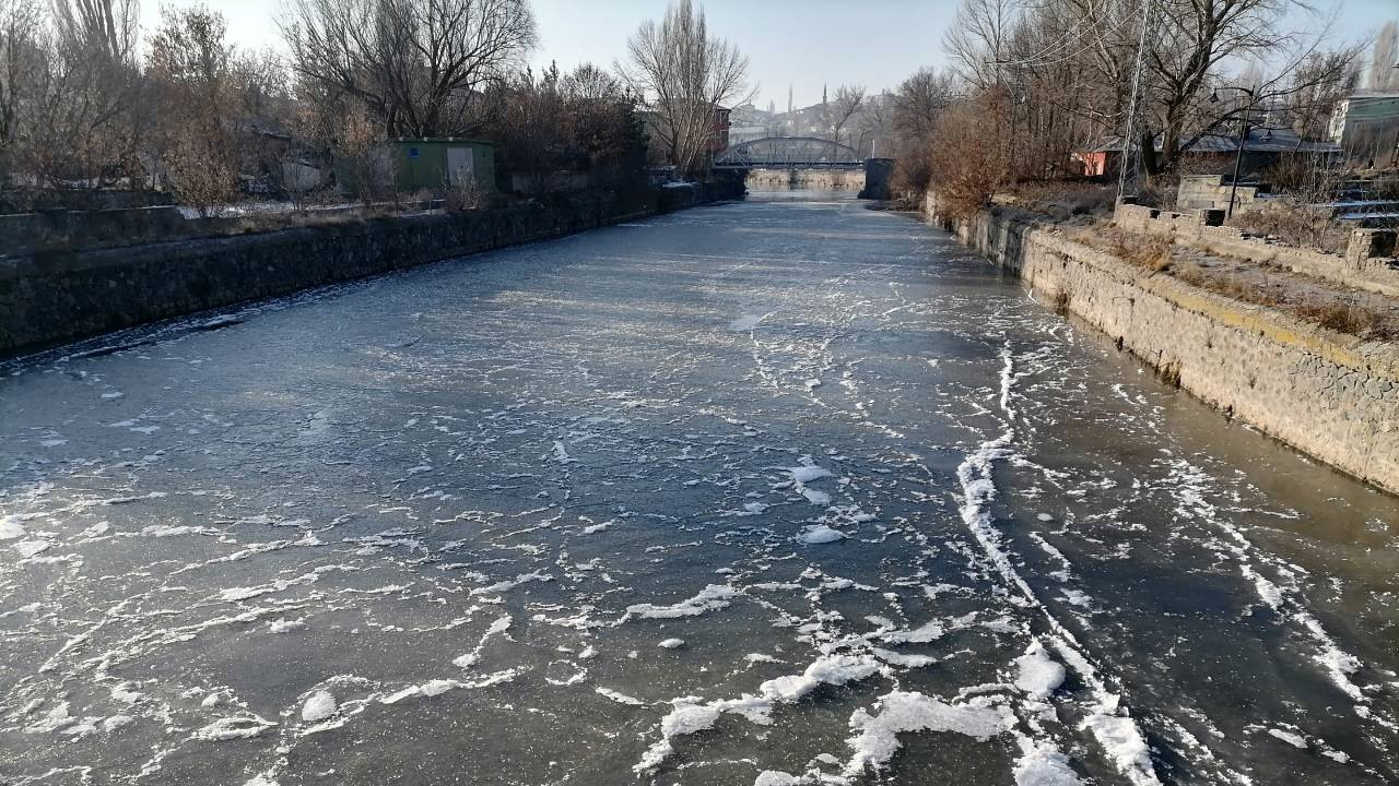 Kars Çayı buzla kaplandı, Sarıkamış'ta sarkıtlar oluştu