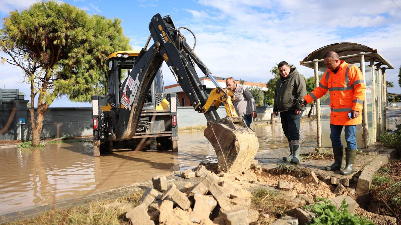 Çeşme'de sağanak: Trafik durdu, evleri ve iş yerlerini su bastı