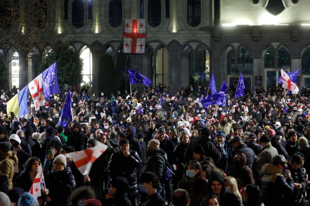 Tiflis'te protestolar sürüyor: Eylemciler ile polis karşı karşıya geldi - Sayfa 1