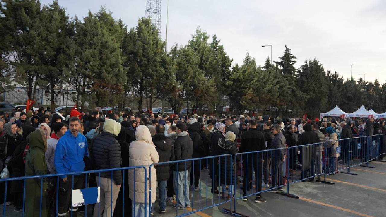 İstanbul'da bin liralık hediye çeki veren market önünde kuyruk