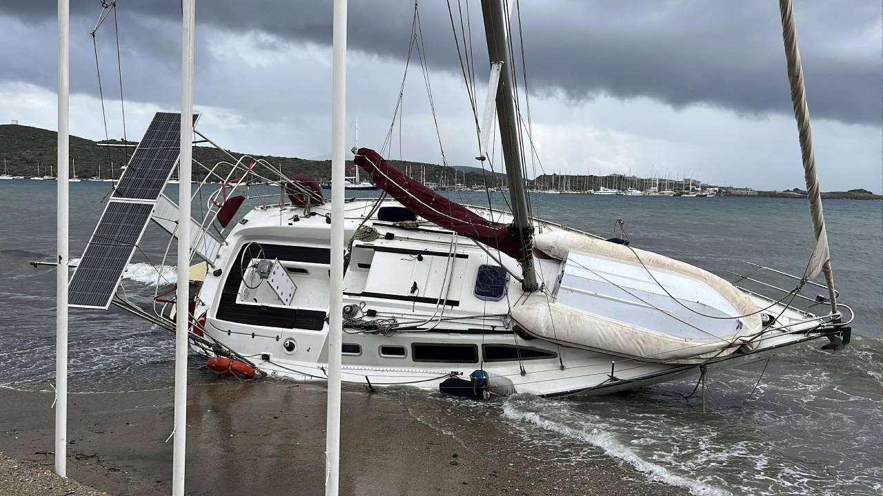 Bodrum'da fırtına: Tekneler kıyaya, feribot seferleri iptal edildi