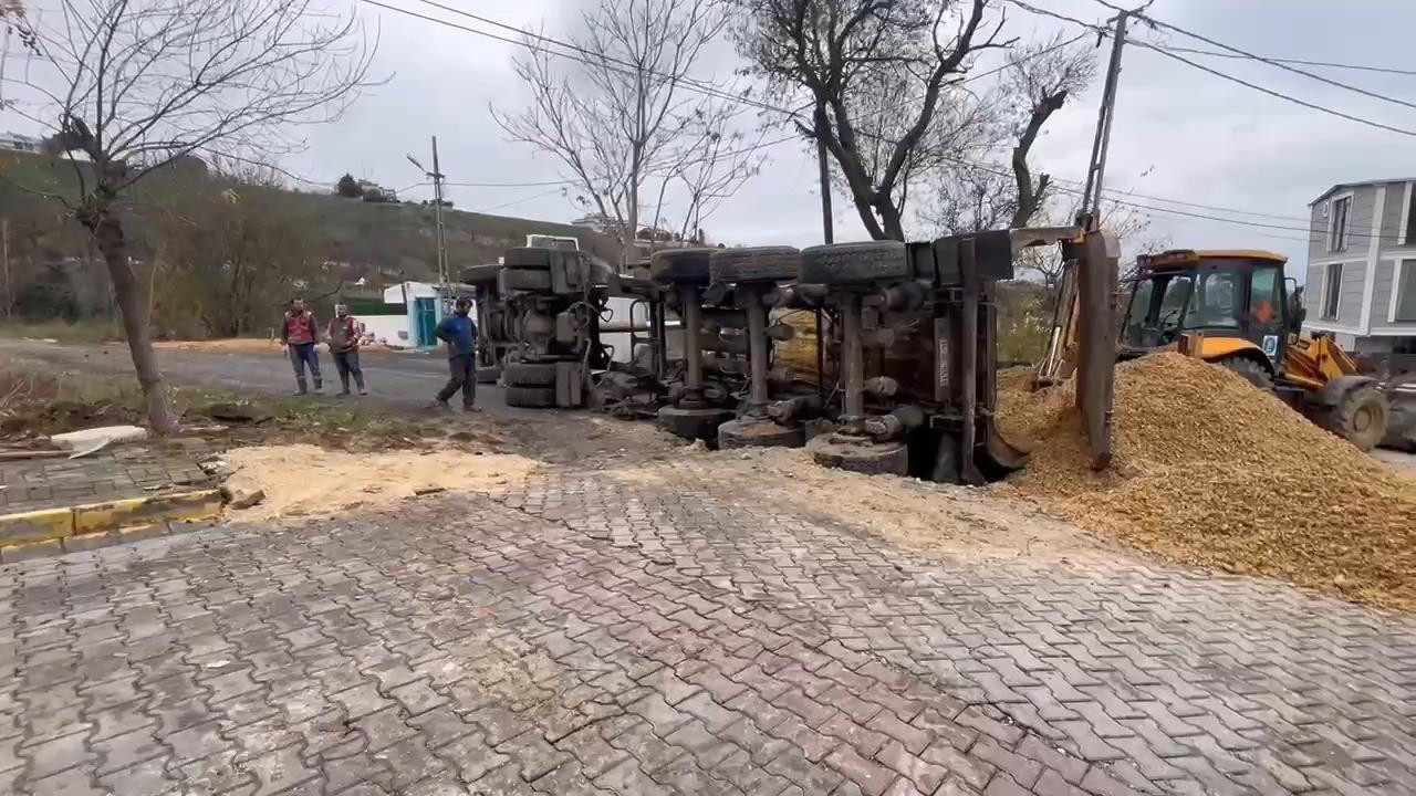 Hafriyat kamyonu çöken yol yüzünden devrildi