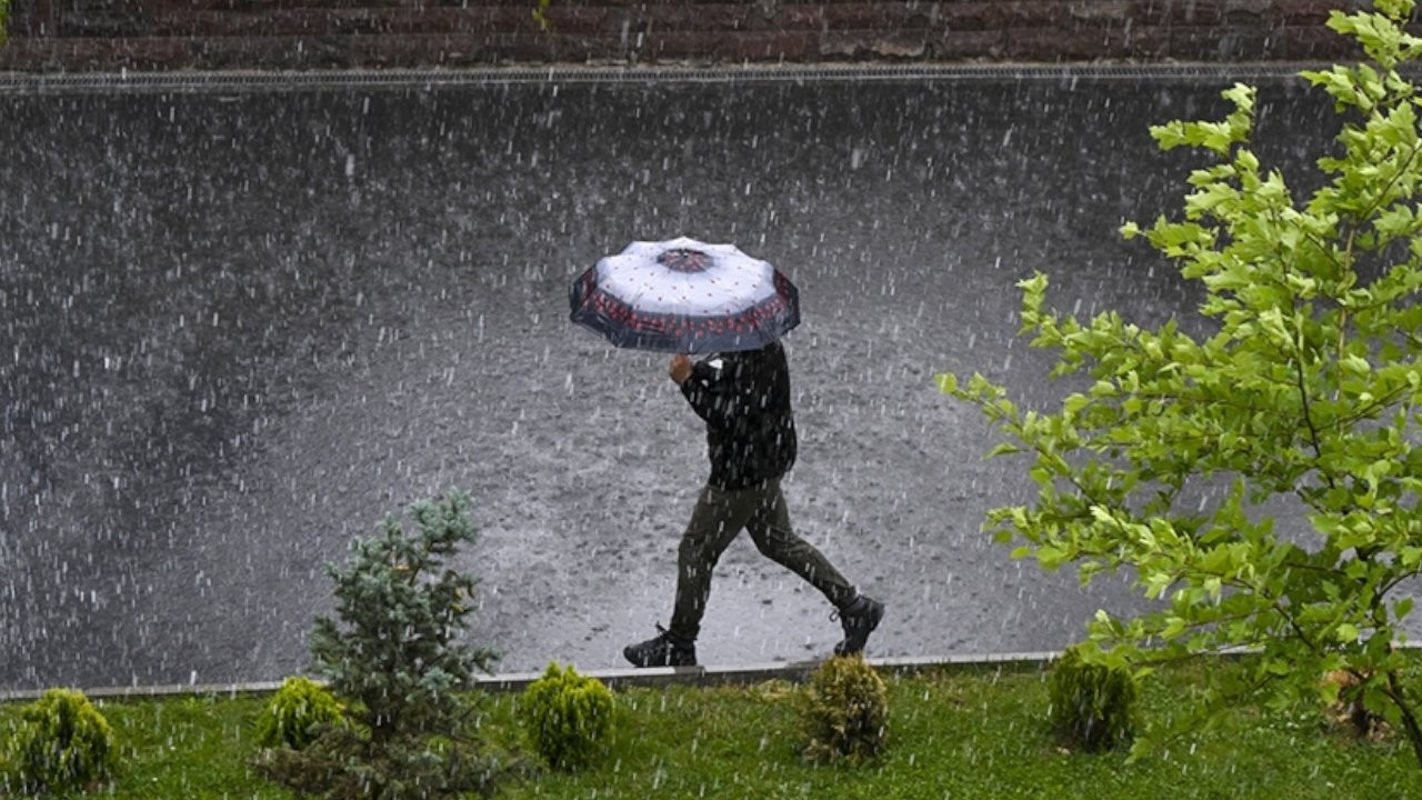 Meteoroloji bazı illeri saat vererek uyardı: Çok şiddetli yağış  var