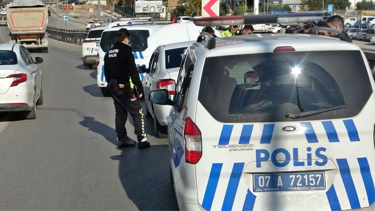 Ehliyetsiz sürücü lastiklerine ateş edilerek durduruldu