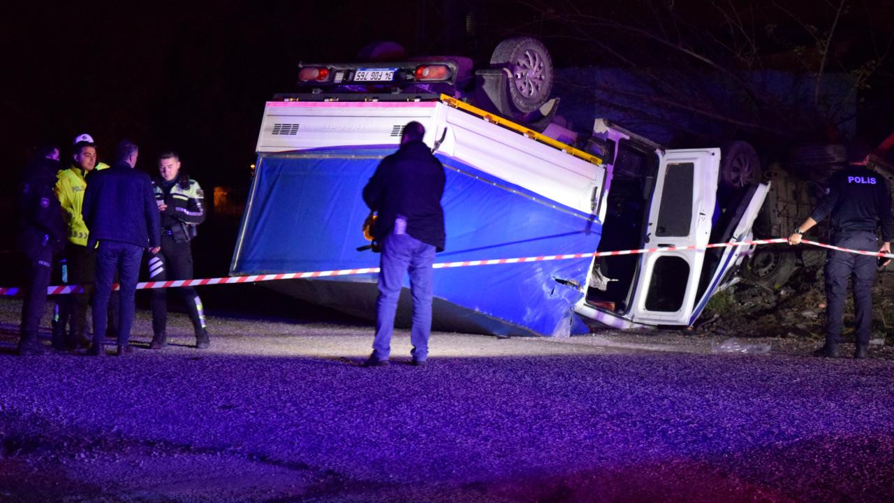 Manisa'da kamyonet ile hafif ticari araç çarpıştı: 6 yaralı