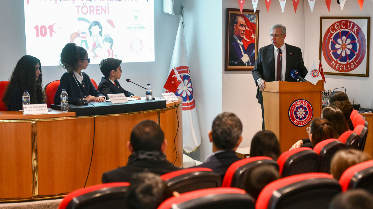 Çocuklar mazbatalarını, Başkan Mansur Yavaş'tan aldı