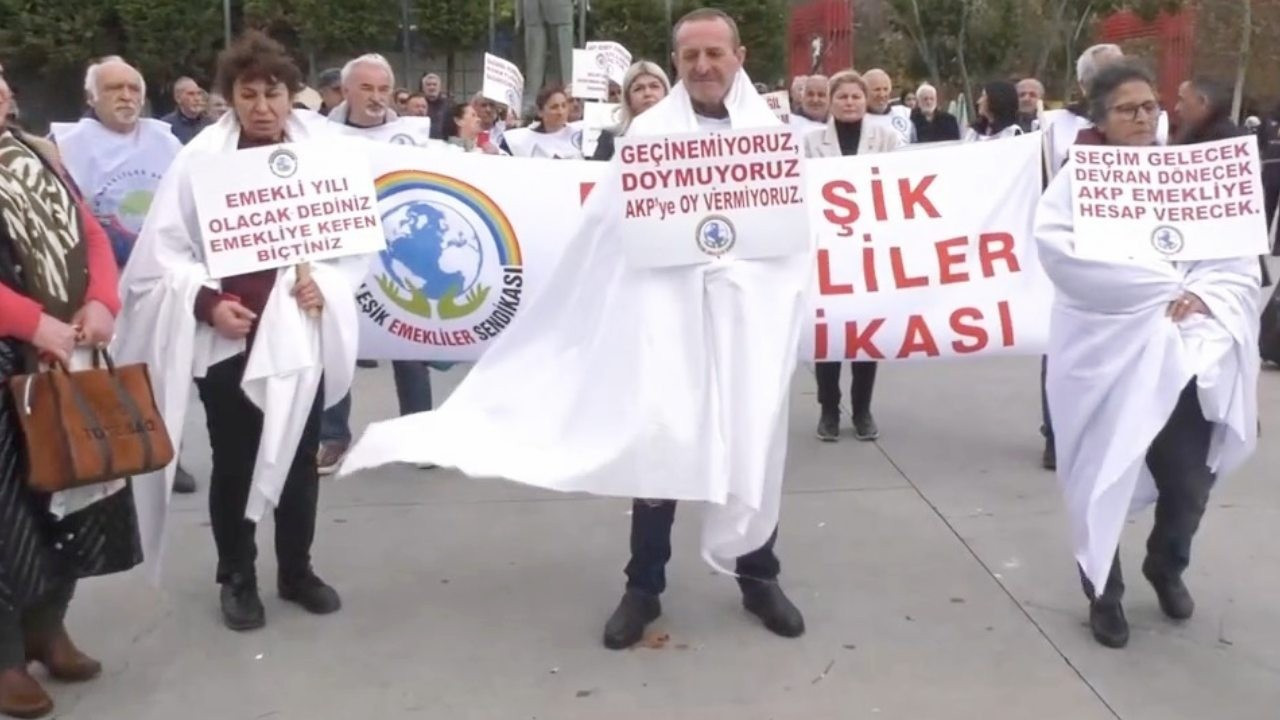 Emekliler kefen giyip seslendi: Ailesinden dışlanmasına sebep oldular