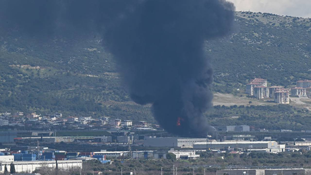 İzmir'de depo yangını: Tarım malzemeleri kül oldu