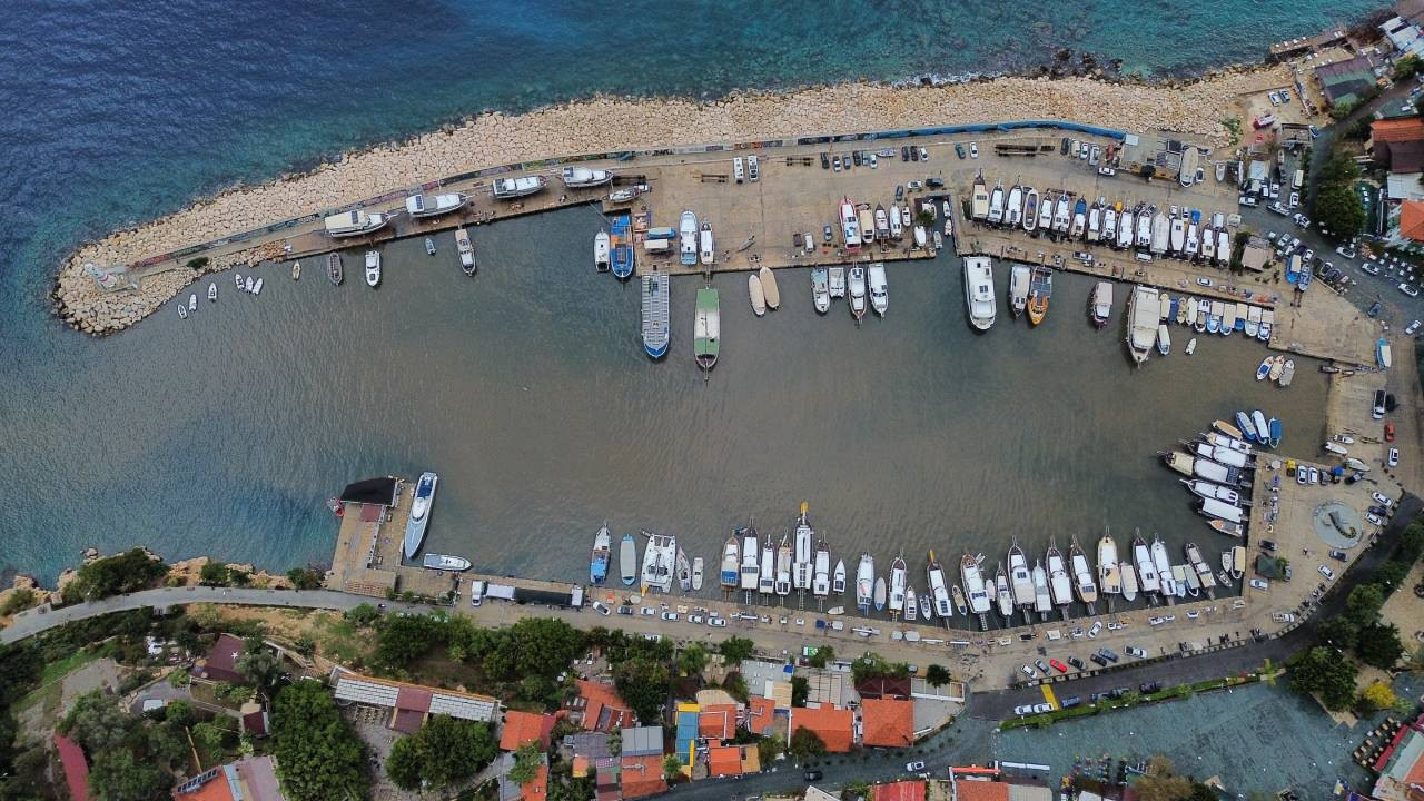 Kaş'ta sağanak denizin rengi değiştirdi