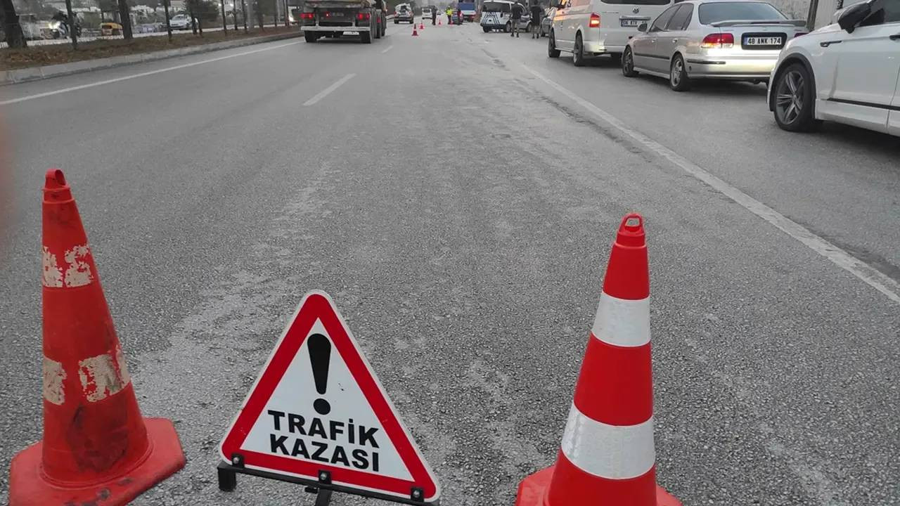 Otomobiliyle park halindeki 3 araca çarptı: 10 metre sonra durabildi