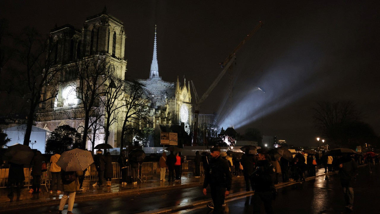 Notre Dame Katedrali yangından 5 yıl sonra kapılarını törenle açtı