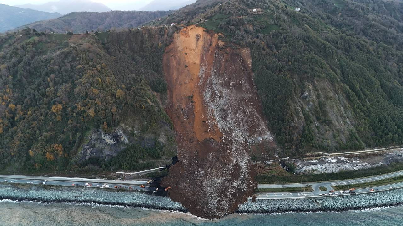 Artvin'de dağ denize indi: Toprak altından araç çıkabilir