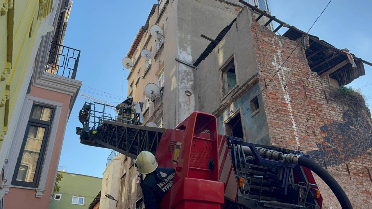 Beyoğlu'nda yangın: Sıçramadan söndürüldü