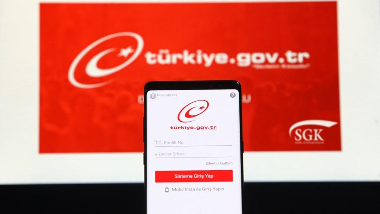 Emeklilik tarihi için e-Devlet'e girdi: Soluğu nüfus müdürlüğünde aldı