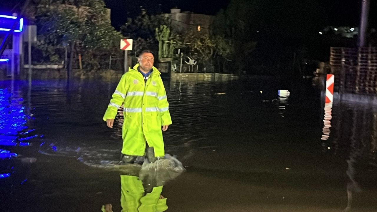 Bodrum'da sel: Evleri su bastı, yollar göle döndü