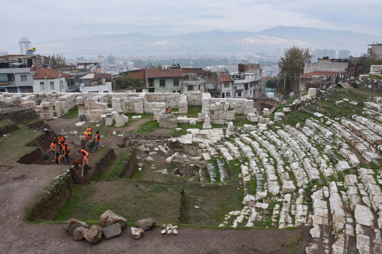 Smyrna Antik Kenti Tiyatrosu'nun basamakları ortaya çıkmaya devam ediyor - Sayfa 3