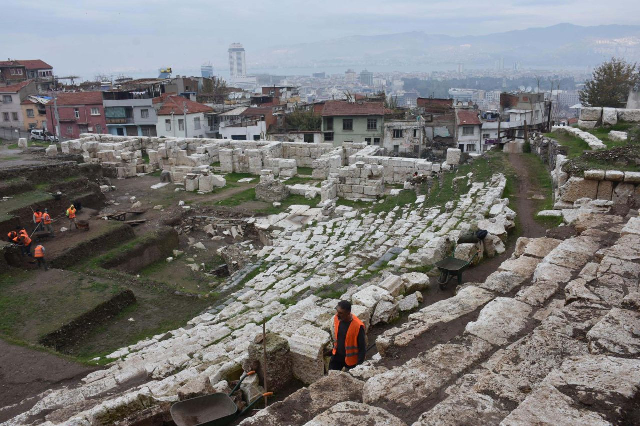 Smyrna Antik Kenti Tiyatrosu'nun basamakları ortaya çıkmaya devam ediyor - Sayfa 4