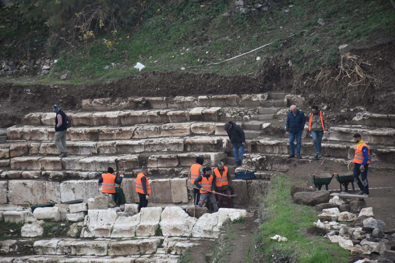 Smyrna Antik Kenti Tiyatrosu'nun basamakları ortaya çıkmaya devam ediyor - Sayfa 1