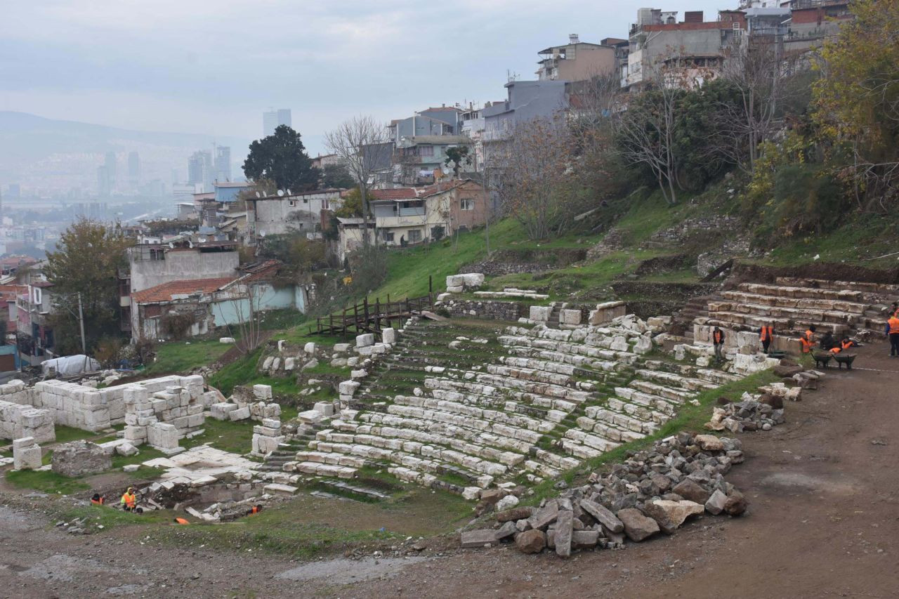 Smyrna Antik Kenti Tiyatrosu'nun basamakları ortaya çıkmaya devam ediyor - Sayfa 2