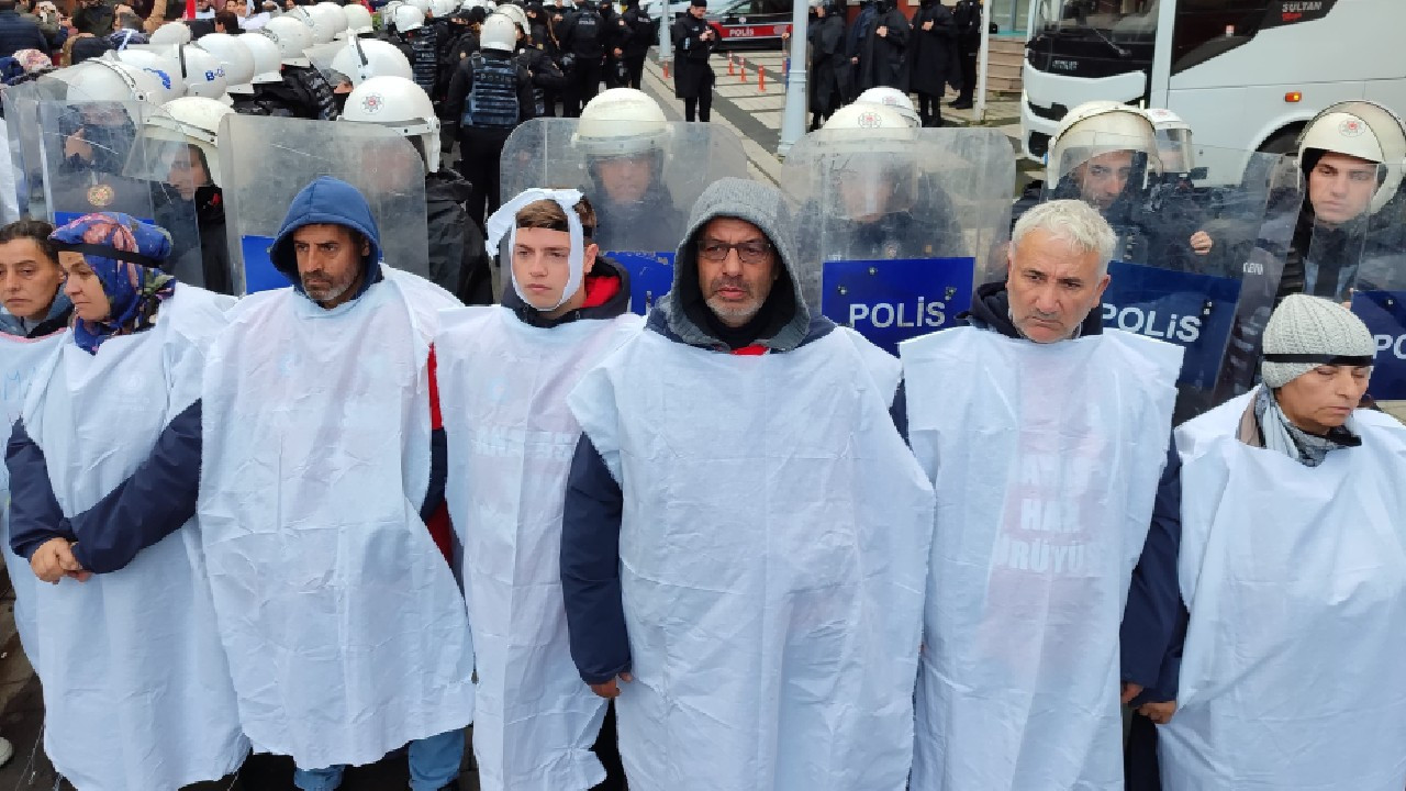 Direnişteki Polonez işçilerine yine polis müdahalesi: Kefen giydiler