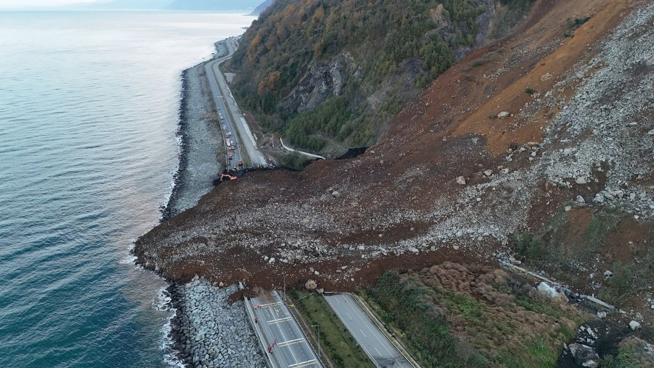 Arhavi'de heyelan:  Karadeniz Sahil Yolu kapandı