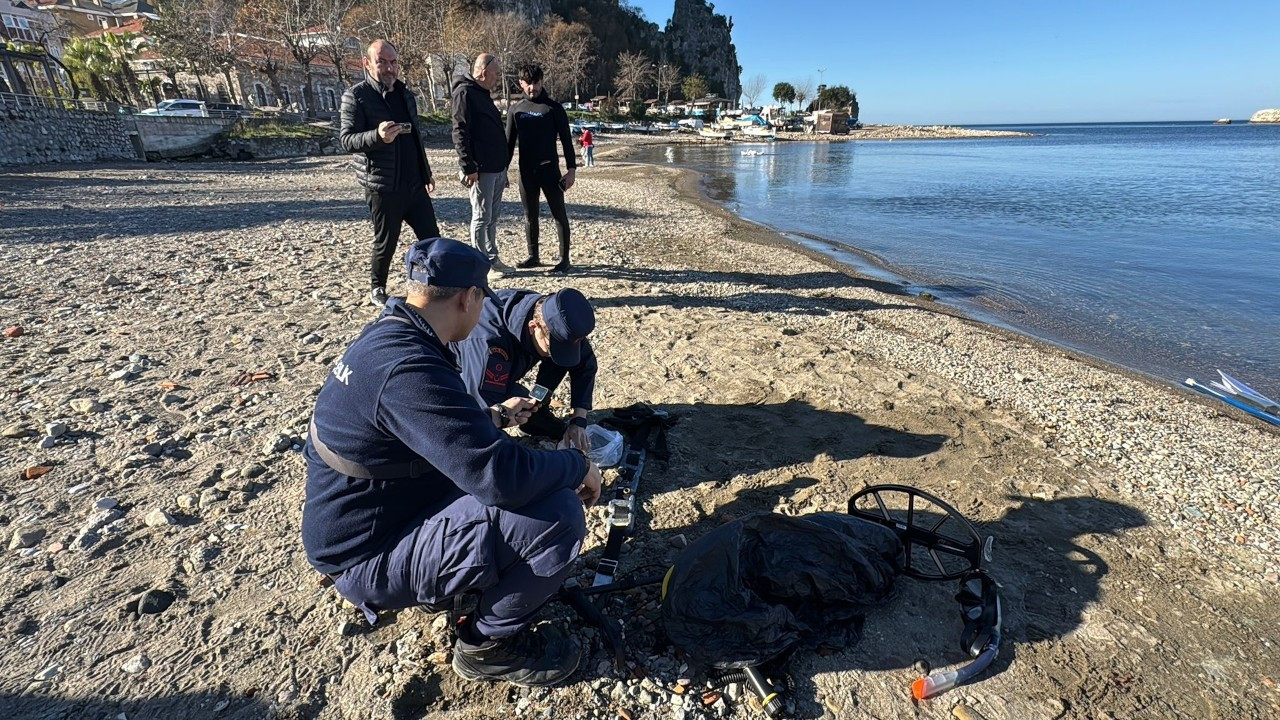 Amasra'da denizde dedektörle altın arayan şüpheli gözaltına alındı