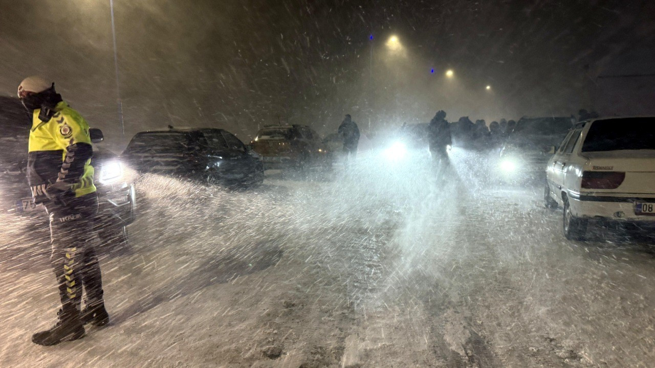 Kars'ta kar ve tipi nedeniyle kapanan kara yolu açıldı