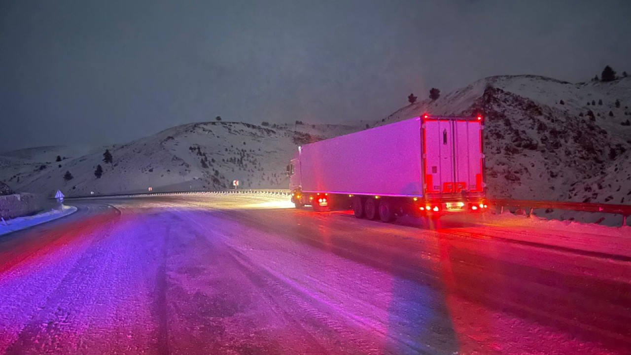 Erzincan'da ulaşıma kar engeli: Tırlar yolda kaldı