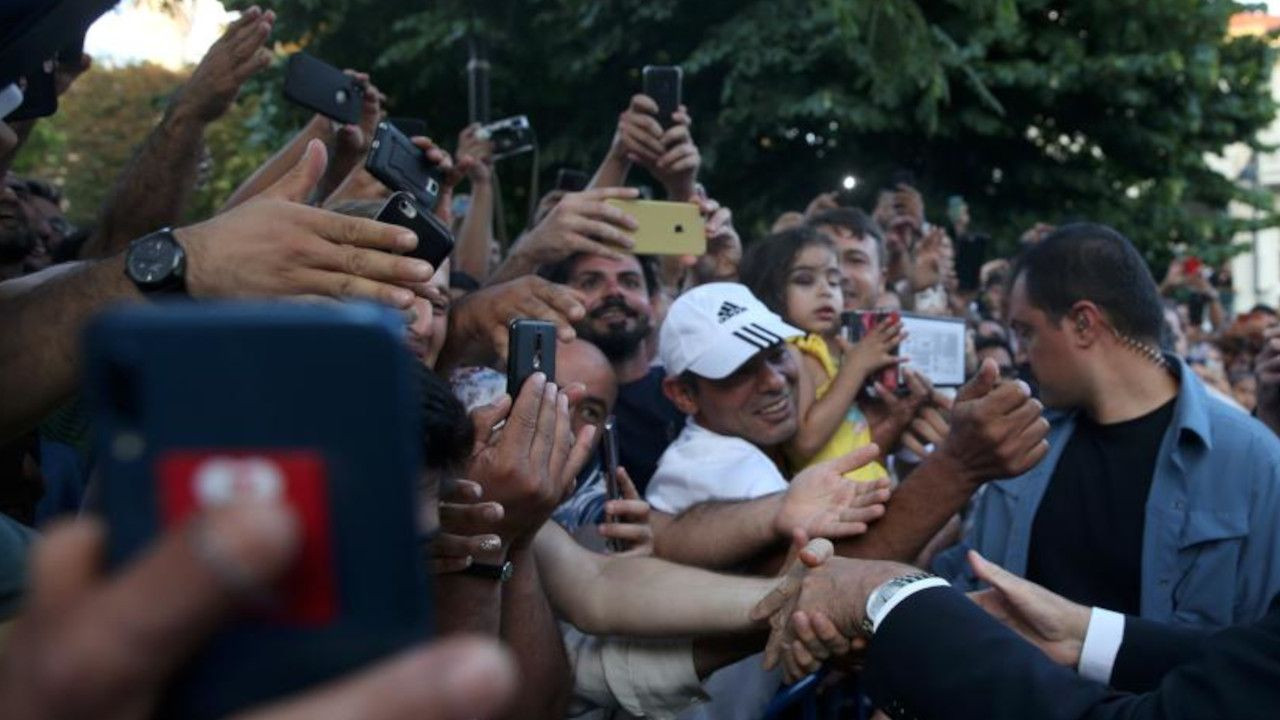 Duvar Arkası... AK Parti’de sevinç: Vatandaş fotoğraf çektiriyor! - Sayfa 1