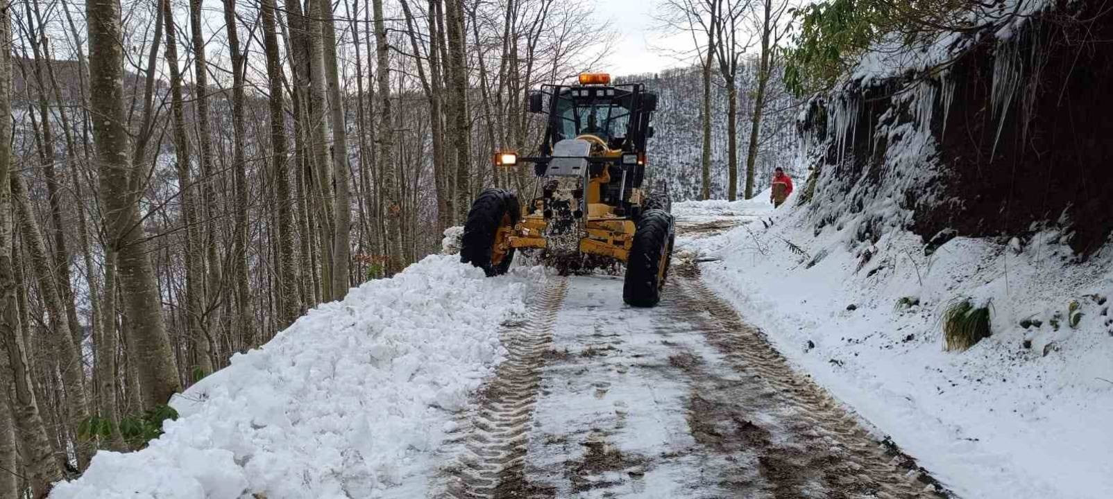 Trabzon’da kar nedeniyle kapanan yolların bir kısmı açıldı