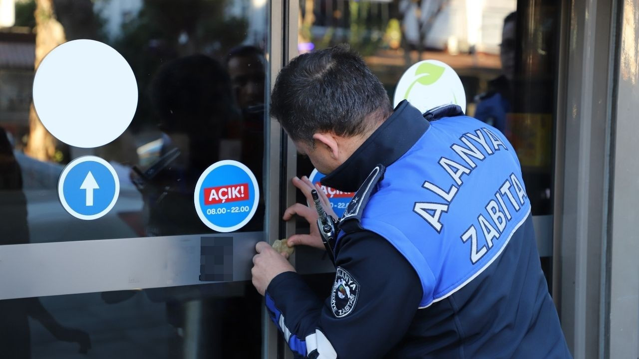 3 markete mühür: Raflarda tarihi geçmiş çikolata, peynir, sosis çıktı