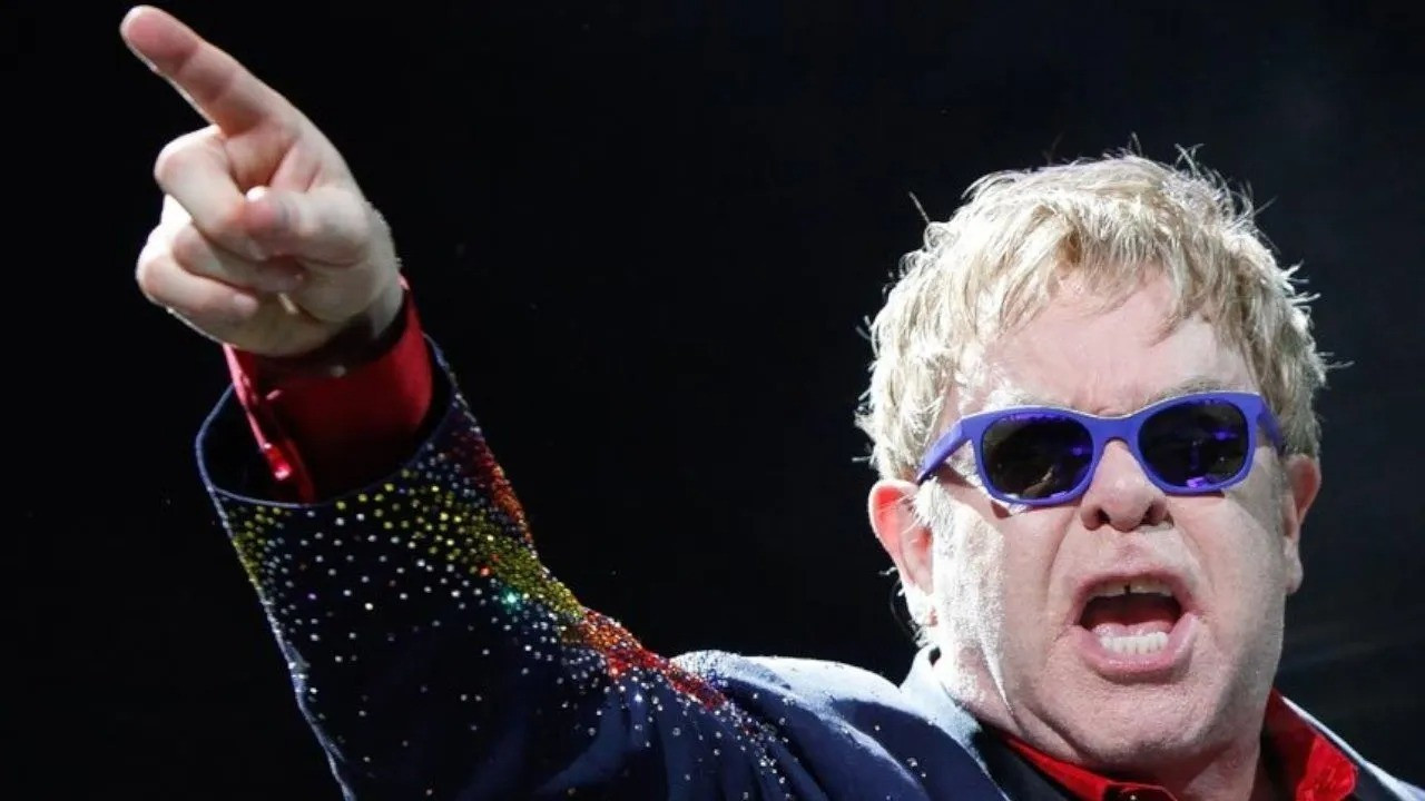 Elton John'un dileği: Mezar taşında ne yazmasını istiyor?