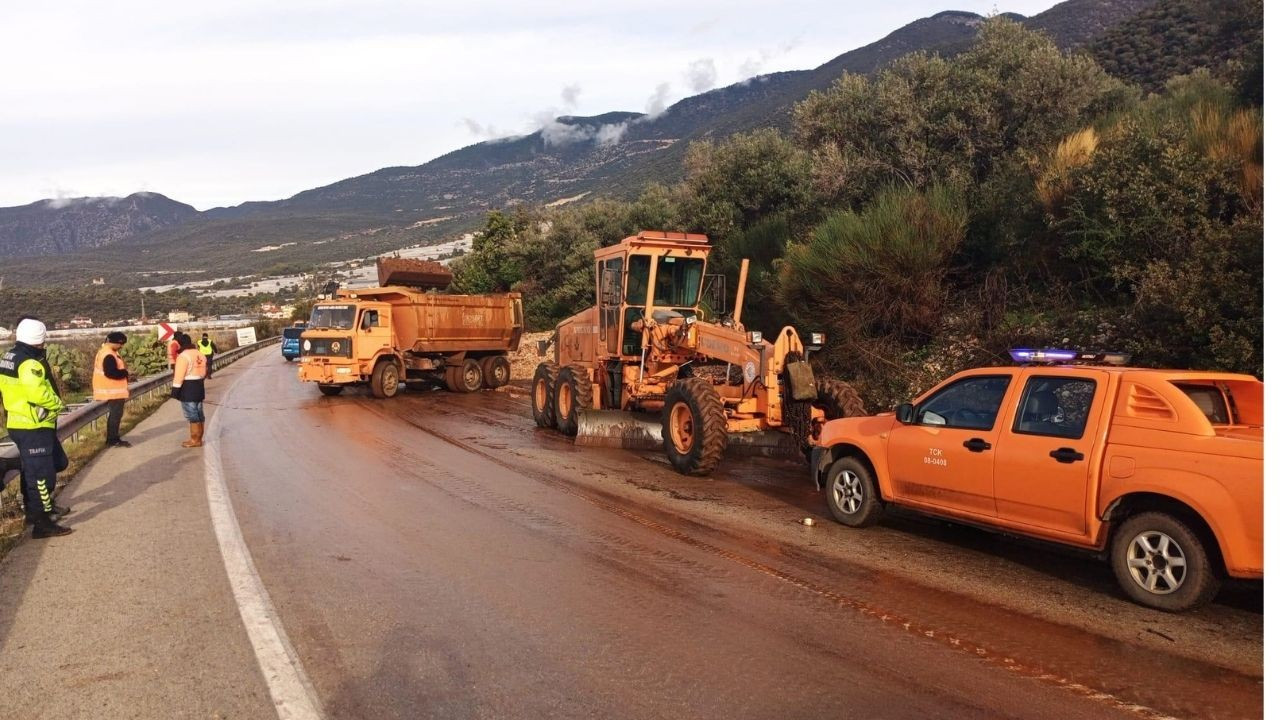 Antalya'da sel: Seraları su bastı, Finike-Demre yolu kapandı