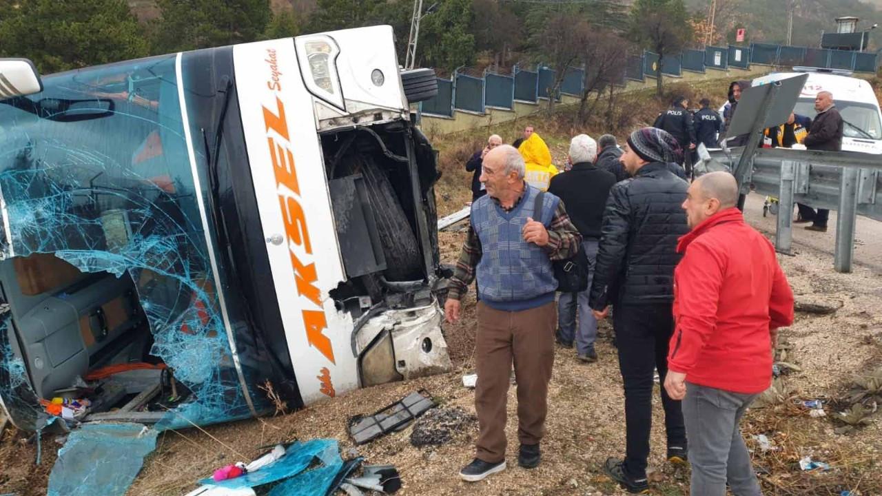 Isparta'da yolcu otobüsü devrildi: 1 ölü, 24 yaralı