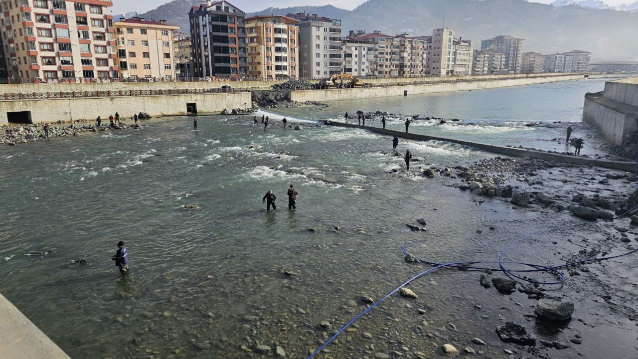 Çiflikteki kafes patladı: Derede 'çuval çuval' somon avı başladı - Sayfa 4