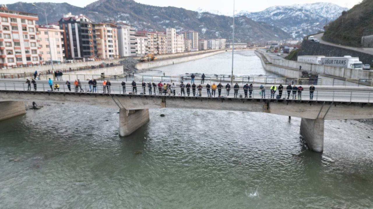 Çiflikteki kafes patladı: Derede 'çuval çuval' somon avı başladı - Sayfa 3