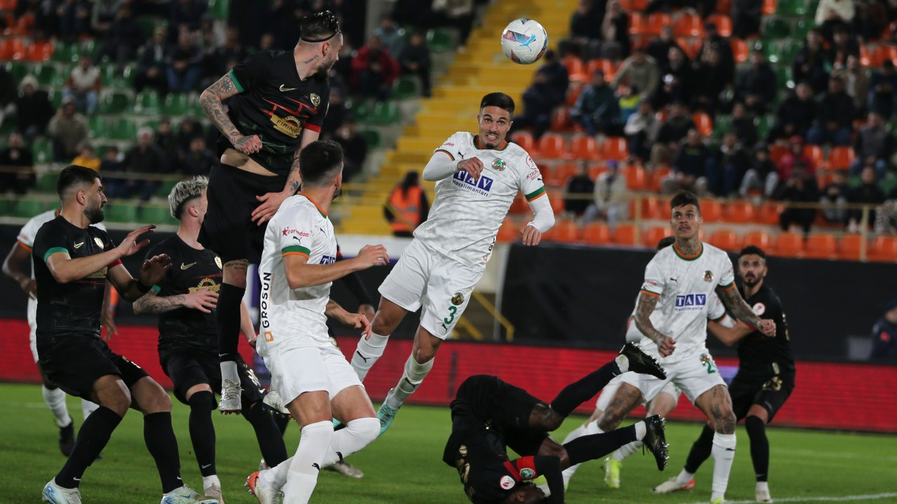 Alanyaspor, Amedspor'u eleyerek gruplara kaldı