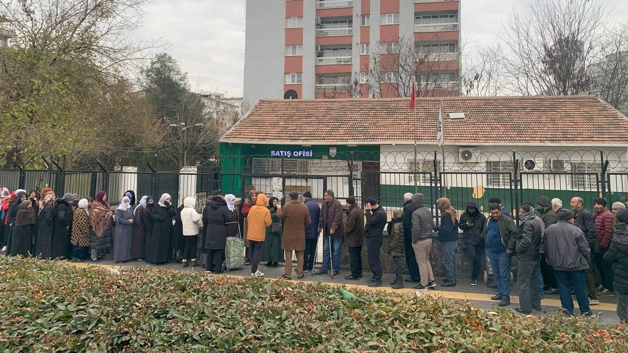 Eksi 5 derece pirinç kuyruğu: Isınmak için ateş yaktılar