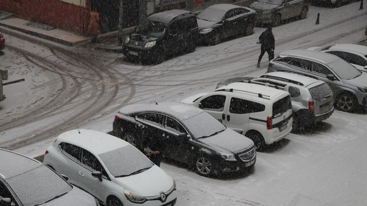 Meteoroloji 3 ili sarı ve turuncu kodla uyardı: Sel, yoğun kar, don...