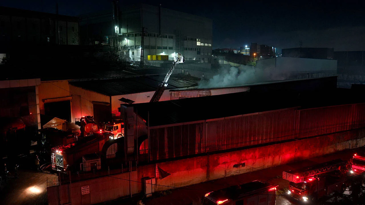 İstanbul Esenyurt'ta metal fabrikasında çıkan yangın söndürüldü