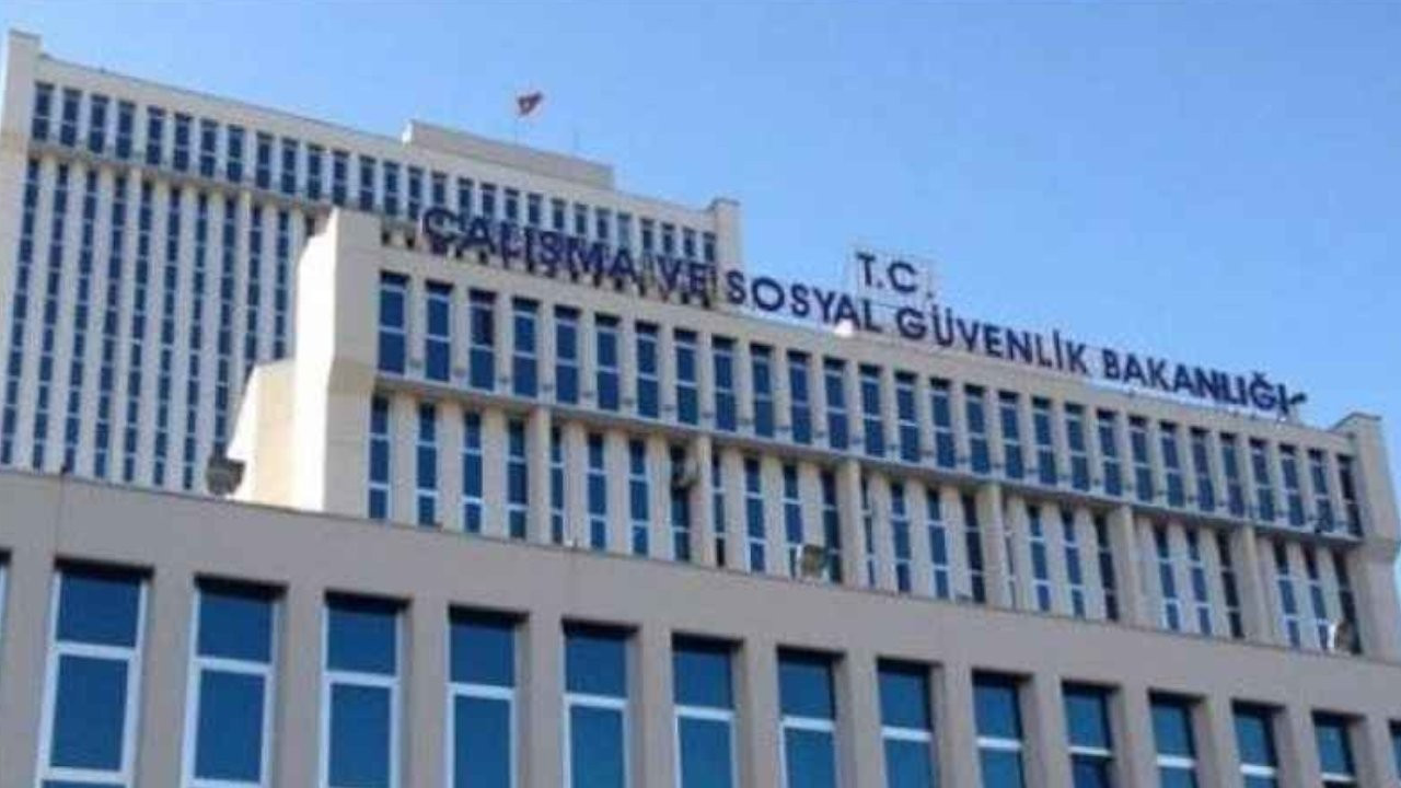 Asgari ücret görüşülürken Çalışma Bakanlığı'nda iş yavaşlatma eylemi