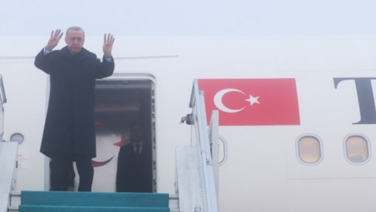 Erdoğan, Mısır'a Rabia selamı vererek gitti