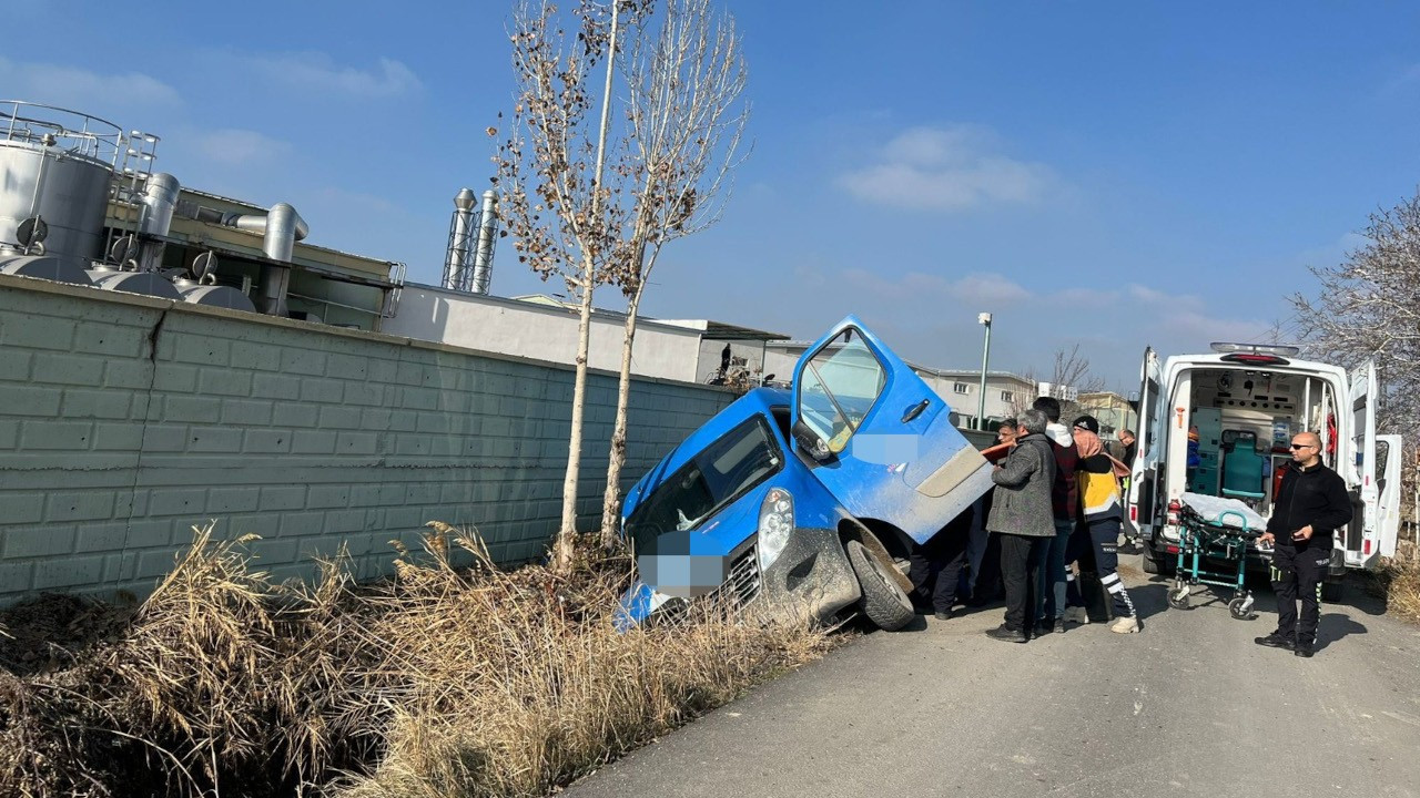 Cep telefonuna bakarken minibüsü sulama kanalına devirdi