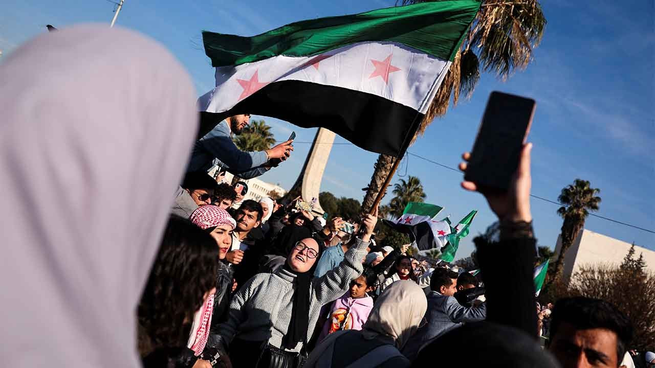 Suriye'de HTŞ endişesi: Şam'da kadın hakları protestosu