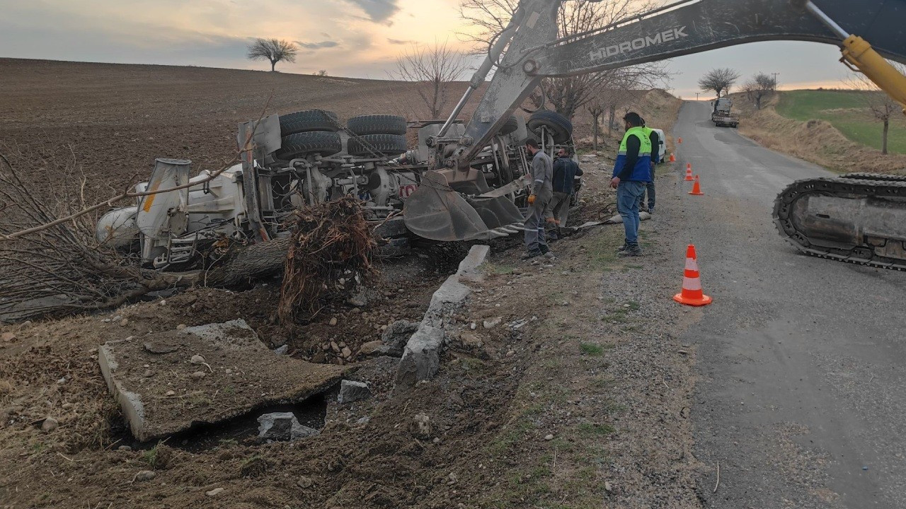 Adıyaman'da beton mikseri devrildi