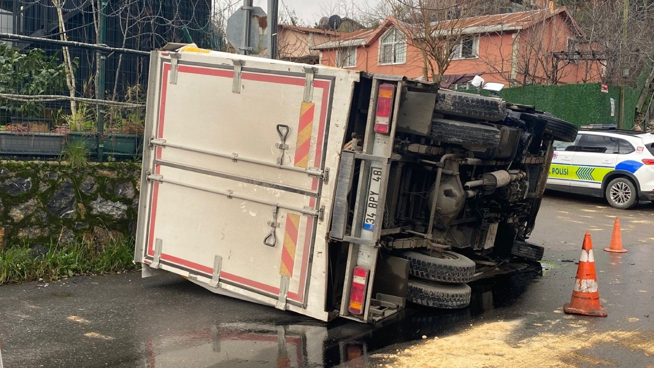 Yokuş aşağı giden kamyon devrildi: 2 kişi yaralandı